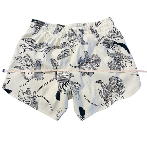 ATHLETA WOMEN’S WHITE & BLACK TROPICAL PATTERN ATHLETIC SHORTS SIZE SMALL - Picture 9 of 15
